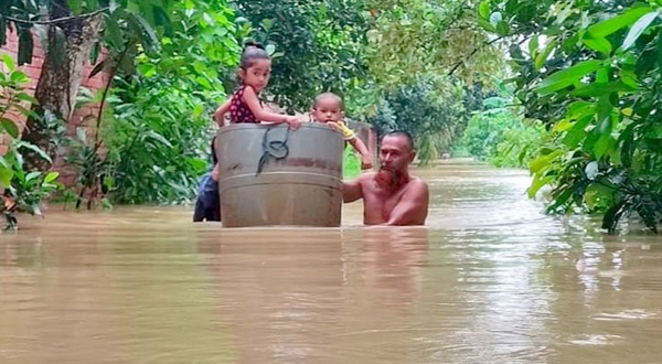 বন্যার্তদের সহায়তায় ১ দিনের বেতন দিলেন কর কর্মকর্তারা