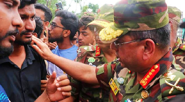 বন্যাকবলিত এলাকা পরিদর্শন ও ত্রাণ বিতরণ করলেন সেনাবাহিনীর প্রধান