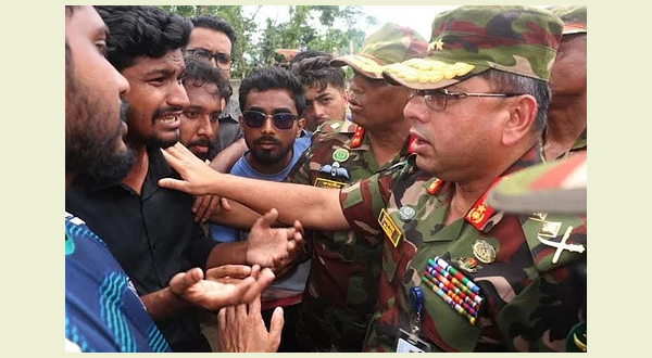 ফেনীতে ত্রাণসামগ্রী নিয়ে বন্যার্তদের পাশে দাঁড়িয়েছেন সেনাপ্রধান