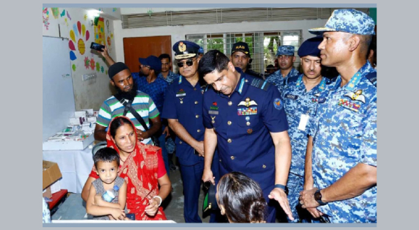 ফেনীর দুর্গাপুরে বন্যাদুর্গত এলাকা পরিদর্শন করলেন বিমানবাহিনী প্রধান