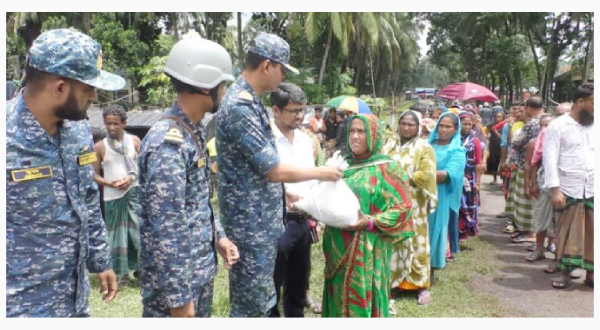 ভোলায় ভাসমান, কর্মহীন, অসহায় ও বেদে পরিবারের মাঝে ত্রাণ বিতরণ নৌবাহিনীর