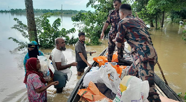 ২৭৩০ জন বন্যার্তকে ত্রাণ দিলো বিজিবি