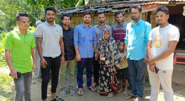 নেত্রকোণা জেলার কলমাকান্দায় বৃদ্ধার ঘর মেরামতের উদ্যোগ শিক্ষার্থীদের