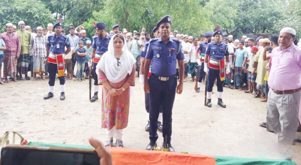 করিমগঞ্জে রাষ্ট্রীয় মর্যাদায় বীরমুক্তিযোদ্ধা সিরাজুল ইসলামের দাফন সম্পন্ন