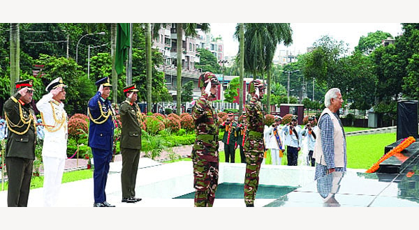 শিখা অনির্বাণে পুষ্পস্তবক অর্পণ প্রধান উপদেষ্টা ড. মুহাম্মদ ইউনূসের