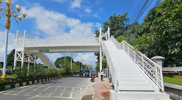 রাজশাহীতে নির্মিত হয়েছে দৃষ্টিনন্দন ফুটওভার ব্রিজ