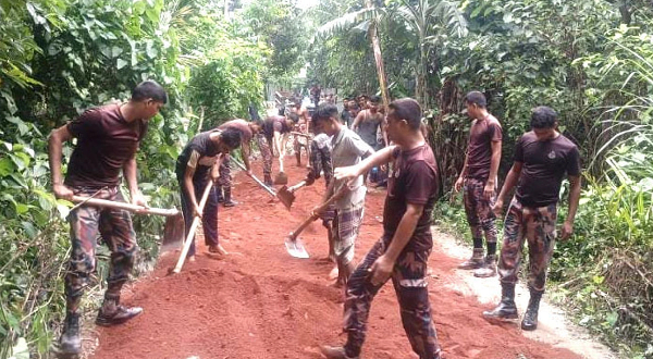 নেত্রকোণায় বিজিবি ও ছাত্র সমাজের উদ্যোগে রাস্তা সংস্কার