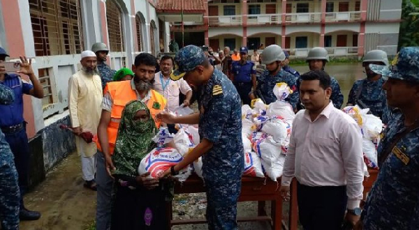 বরিশালের ভোলায় নৌবাহিনীর পক্ষ থেকে ত্রাণ সামগ্রী বিতরণ