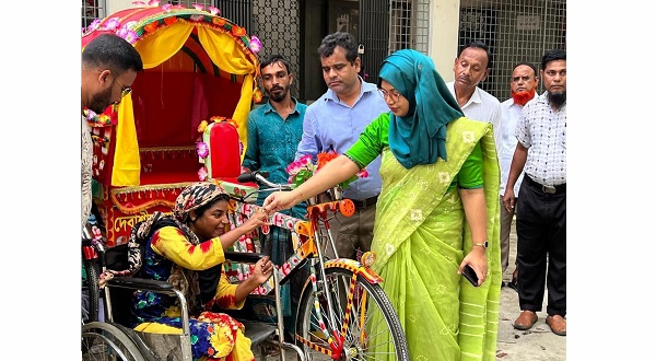 ময়মনসিংহ জেলার গফরগাঁওয়ে রিকশা উপহার পেয়ে খুশি শারীরিক প্রতিবন্ধী মিম