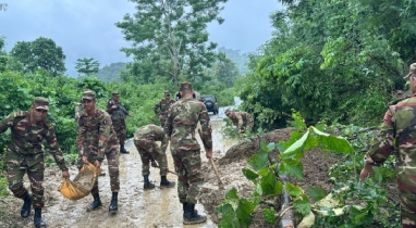 বন্যায় ক্ষতিগ্রস্ত সড়ক সংস্কার করছে বাংলাদেশ সেনাবাহিনী