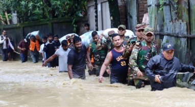 বানভাসিদের পাশে সব বাহিনী : হাতে হাত মিলিয়ে উদ্ধার তৎপরতা ও ত্রাণ বিতরণ