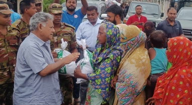 ফেনী ও কুমিল্লায় ত্রাণ বিতরণ করলেন উপদেষ্টা এম সাখাওয়াত হোসেন