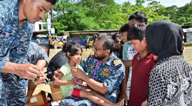 বন্যাদুর্গত এলাকায় চিকিৎসা সেবা দিচ্ছে বাংলাদেশ বিমান বাহিনী