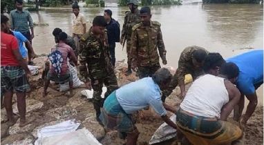 সারাদেশে বন্যার্তদের পাশে সশস্ত্র বাহিনী : আইএসপিআর