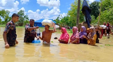 বিজিবির উদ্যোগে বন্যার্তদের মাঝে ত্রাণসামগ্রী বিতরণ এবং চিকিৎসাসেবা অব্যাহত