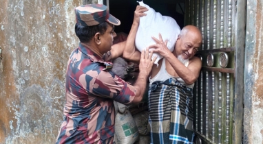 বন্যাদুর্গত ৬৫৭৫ পরিবারের মাঝে ত্রাণ দিয়েছে বর্ডার গার্ড বাংলাদেশ